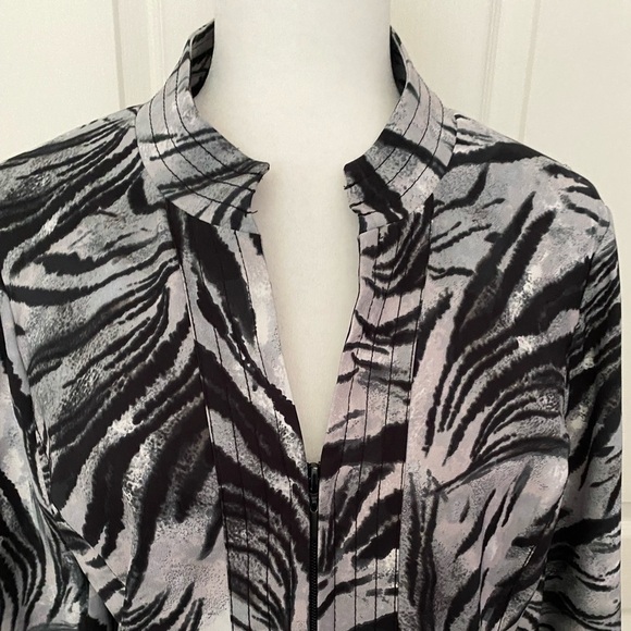 Black, gray & white design front zip lightweight jacket - Picture 2 of 8